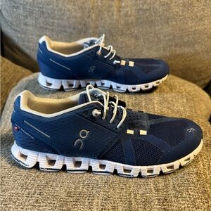 On Cloud Running Women Navy and White Shoes with White Soles size 7.5